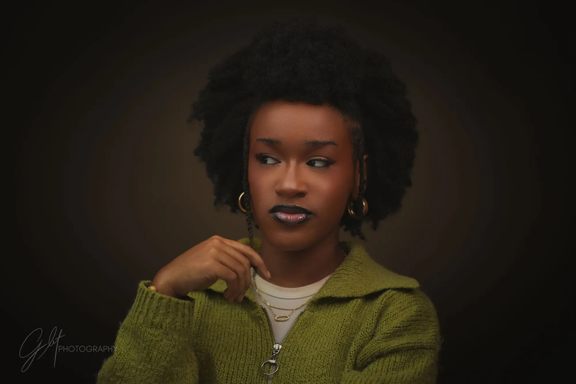 First frame: a woman in a green sweater, chin on hand, warming up