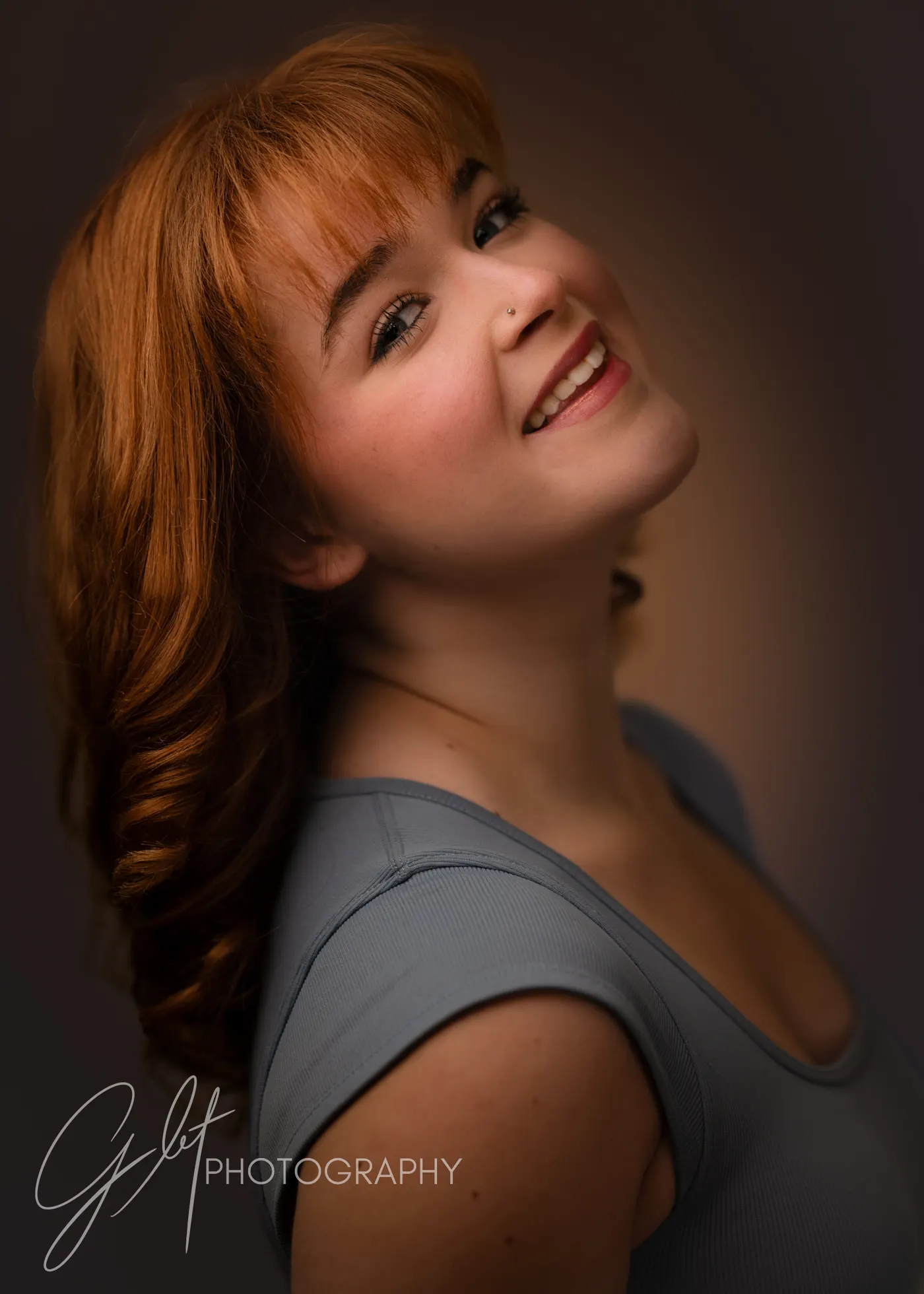 An over-the-shoulder posing glance